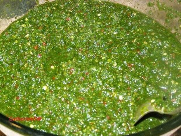 Аджика из зеленого горького перца. Аджика зеленая в абхазии. Аджика из зеленого горького перца. Аджика из зеленых помидор на зиму. Зелёная аджика по абхазски.