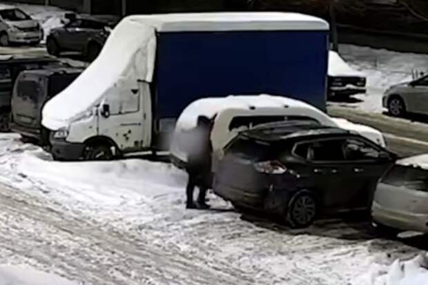 ФСБ показала кадры минирования машины высокопоставленного сотрудника МО России