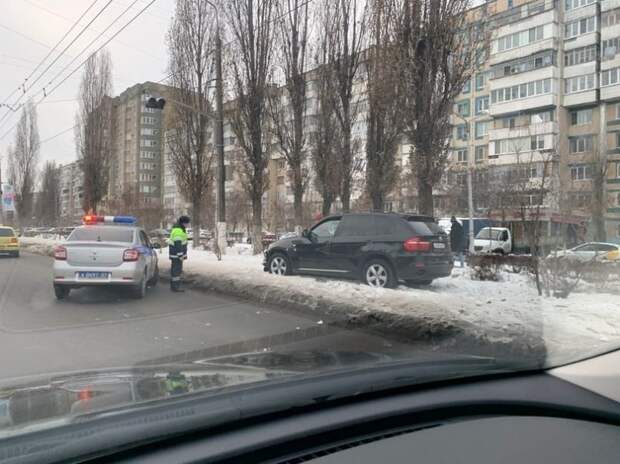 В Белгороде BMW вылетел на тротуар и сбил двух человек bmw, авария, авто, авто авария, видео, дтп, пешеход, пешехода сбили