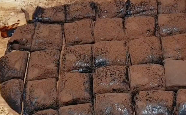 Гора конфет из банки сгущенки и ложки какао. За 30 минут все готово