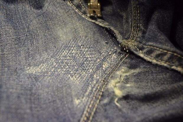 Как аккуратно и незаметно зашить нитку на джинсах 4