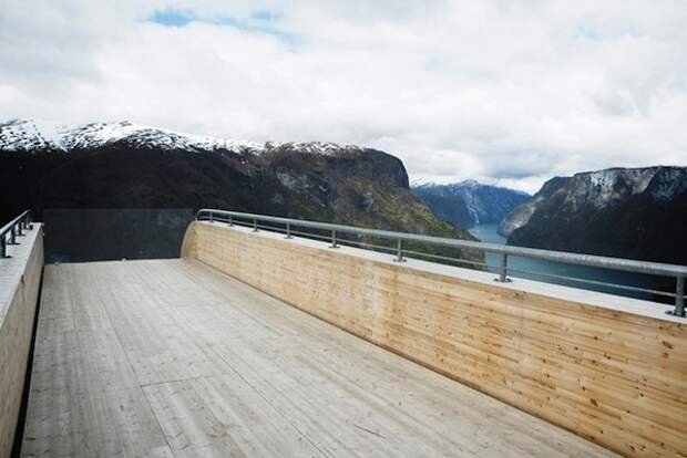 Aurland Lookout: полёт над горами в Норвегии