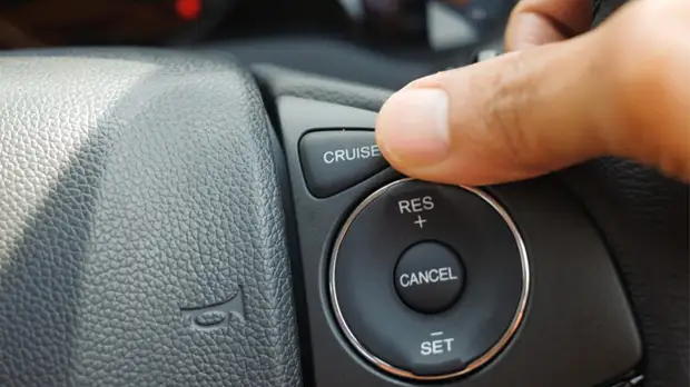 Как сэкономить топливо при использовании круиз-контроля: советы автомобилистам