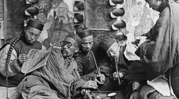 Опиумные войны Опиум Ко времени Первой опиумной войны Великобритания импортировала огромное количество опиума в Китай. Только в 1838 англичане продали полторы тонны этого вещества китайцам, так что в 1839 году 90% китайских солдат фактически были наркоманами.