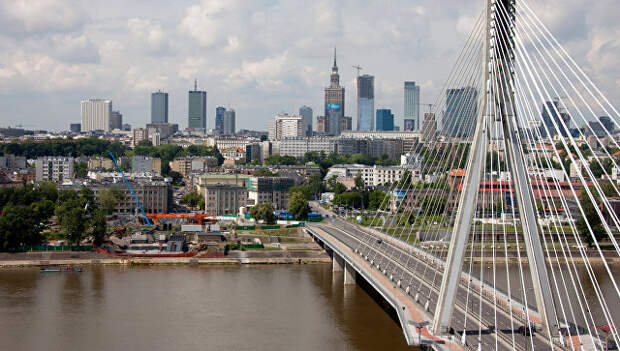 Вид на Свентокшиский мост через реку Висла в Варшаве. Архивное фото