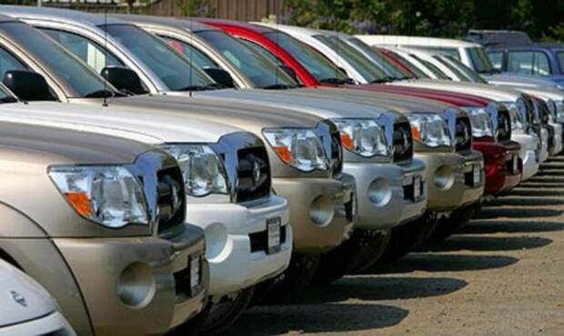 Столичные автодилеры забили склады непроданными иномарками