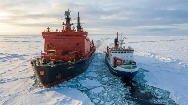 Немецкий ледокол сломался при попытке расчистить путь для танкера с СПГ
