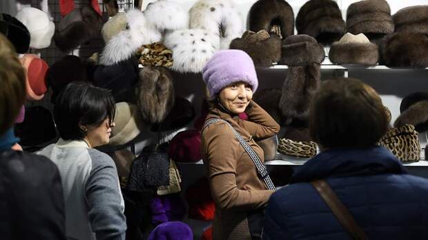 Стилист посоветовал россиянам носить яркие головные уборы зимой