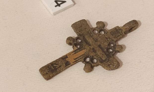 Нательный крестик XVII–XVIII вв. Фото Романа Филковского