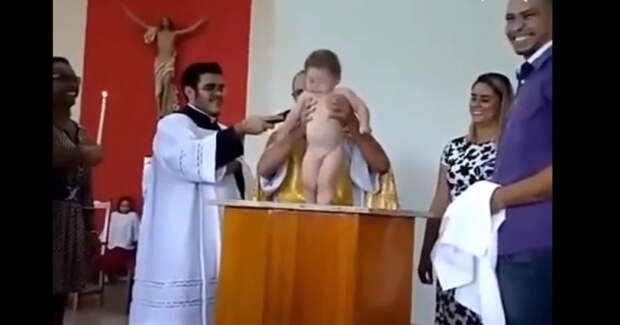 Младенец рассмешил всю церковь реакцией на свое крещение – бесподобное видео