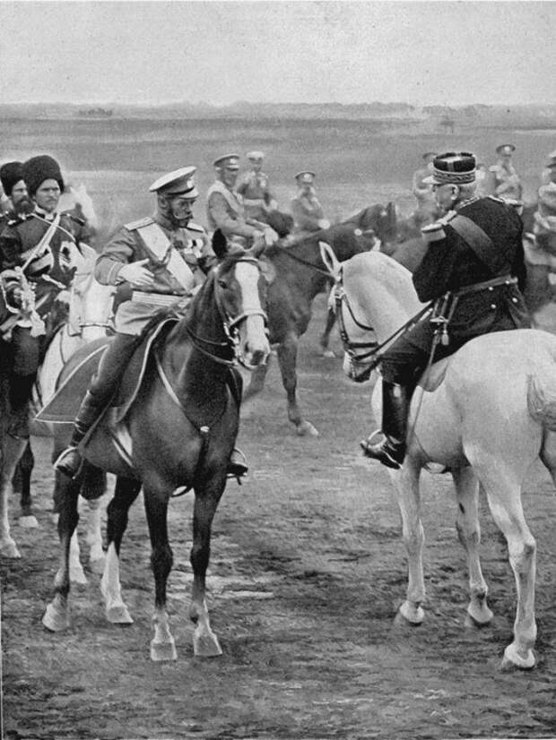 Царь Николай II и французский генерал Жозеф Жоффре, 1913 год.