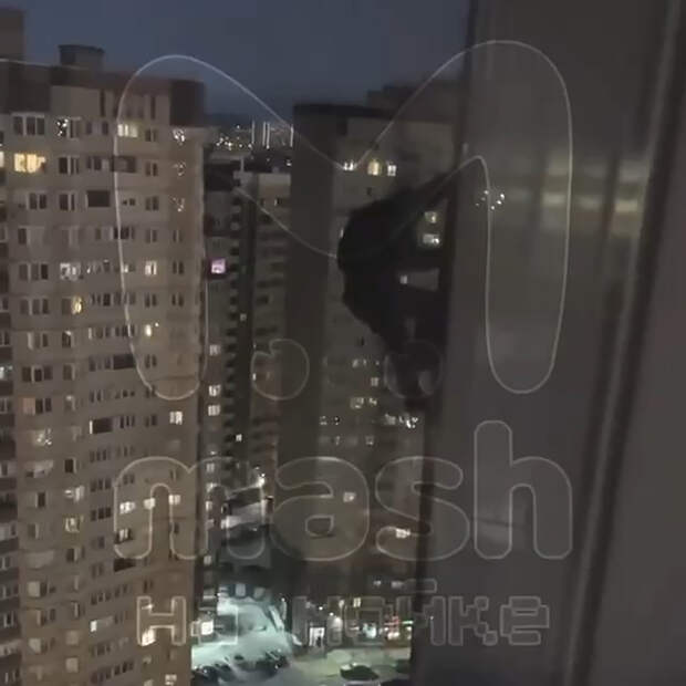 Российские школьники без страховок спускались с высоты 24-го этажа и попали на видео