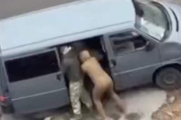 Жители Одессы забросали камнями микроавтобус сотрудников ТЦК