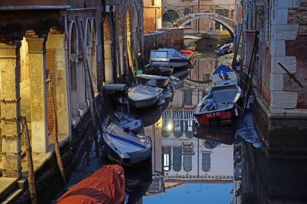 Засуха стала причиной пересыхания каналов в Венеции.