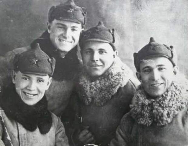 Лейтенант А.В. Лопатин (второй справа) с бойцами 13-й погранзаставы 