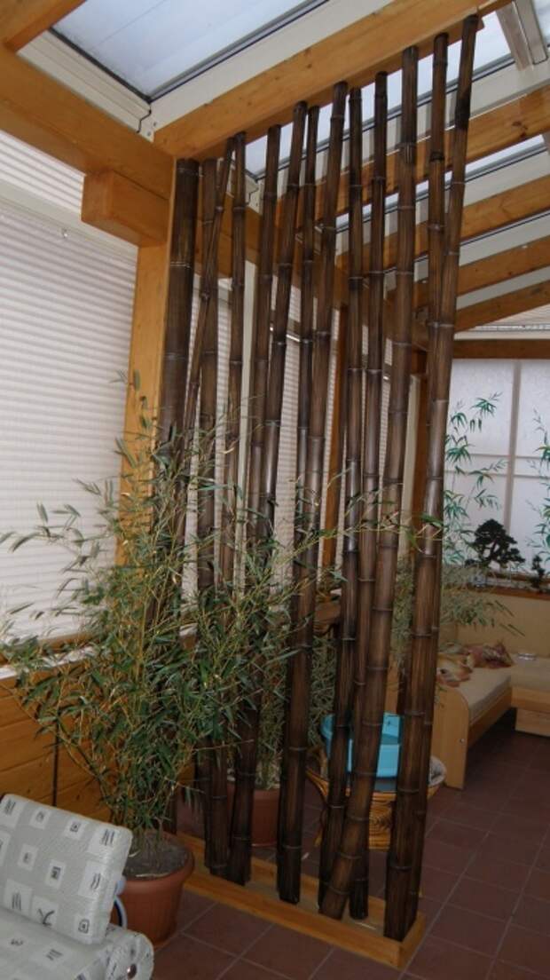 Зонирование пространства с помощью бамбуковой перегородки - лучшее решение для создания экологического дизайна. 