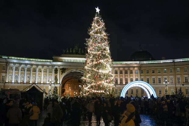Главная новогодняя елка Петербурга оказалась под угрозой обрушения
