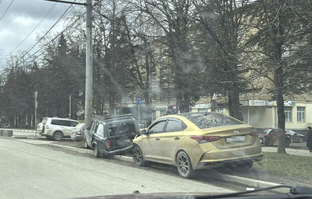 ВАЗ врезался в опору ЛЭП после ДТП на проспекте Ленина в Туле