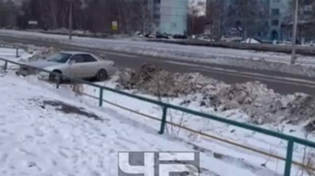 Заваленная снегом парковка / Фото: