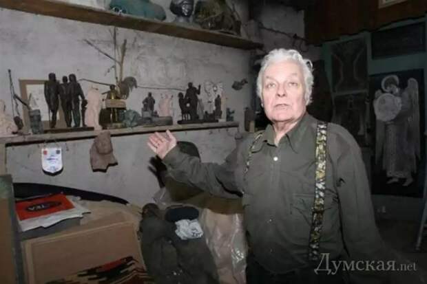 Автор памятника Маринеско скульптор А.Копьев в мастерской