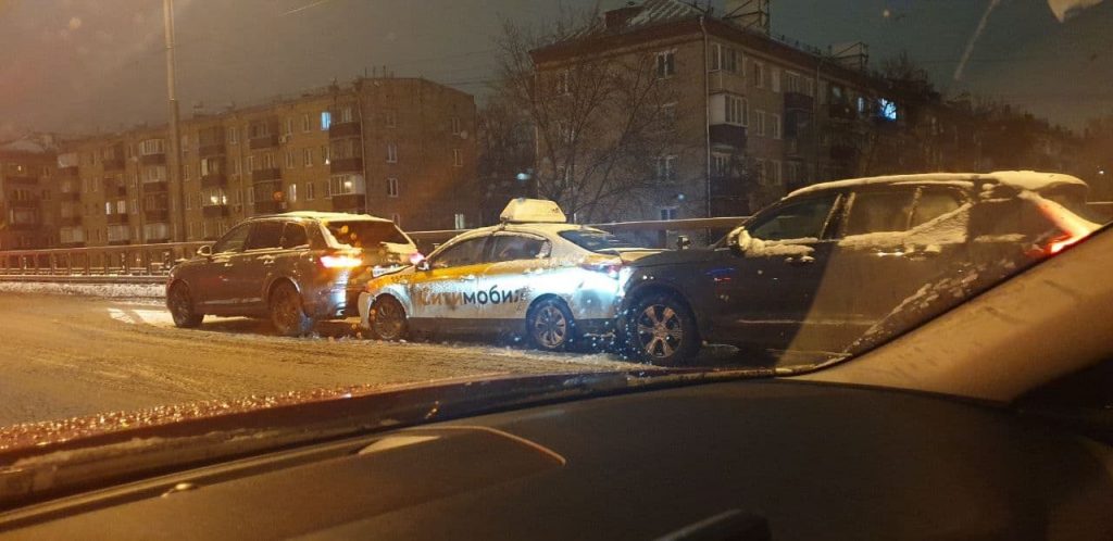 На Волоколамке столкнулись три иномарки