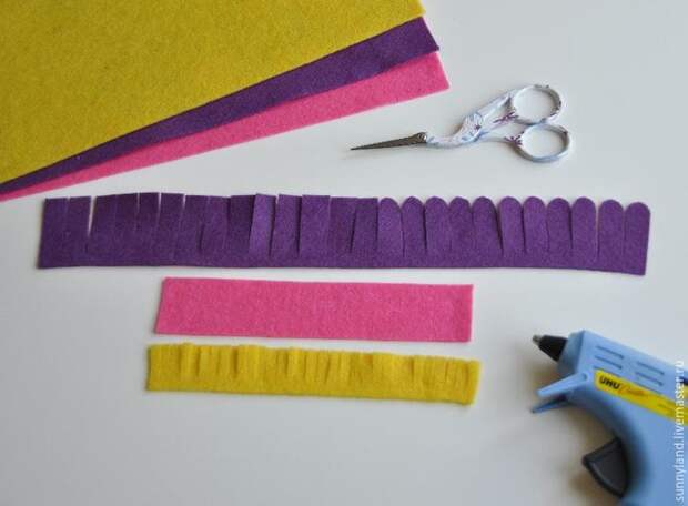 Делаем цветы из фетра для декоративной цифры