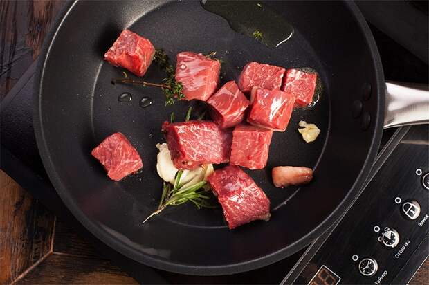 На сковороду можно класть больше мяса, чем несколько кусочков. / Фото: the-village.ru
