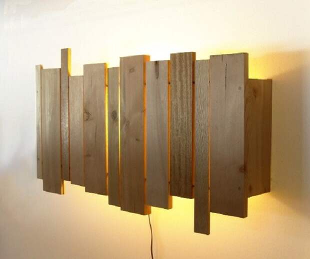 Удачное решение украсить любую стену при помощи такого классного деревянного светильника.
