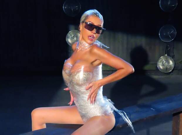 Певица Кристина Агилера снялась в боди из пленки без штанов