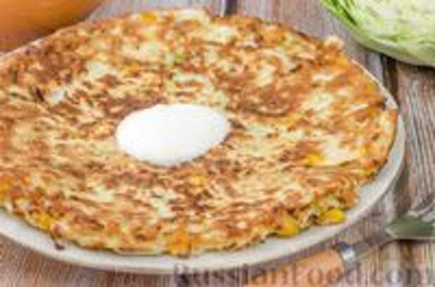 Фото к рецепту: Капустный блинчик с кукурузой и сметаной