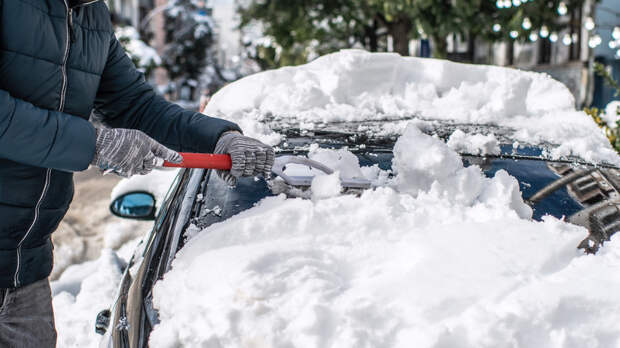 Автоэксперт Бундин рассказал, как безопасно очистить машину от снега