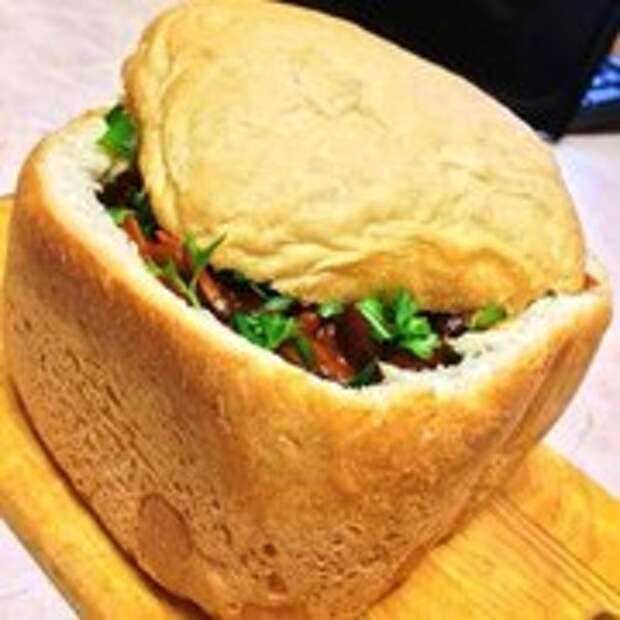 Лобио из фасоли в хлебном горшочке.