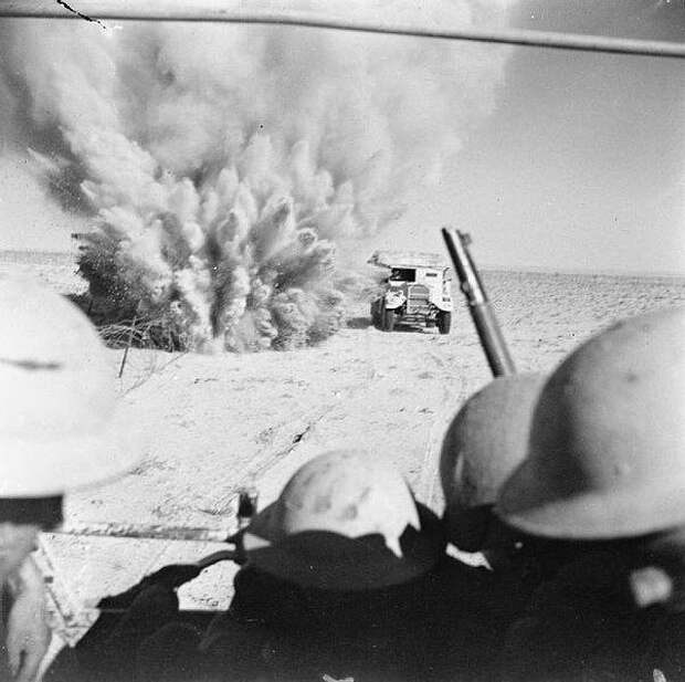 Британский грузовик, перевозивший пехоту через минные поля, подрывается на мине. Битва за Эль-Аламейн, октябрь 1942 г. Великая отечественая война, архивные фотографии, вторая мировая война