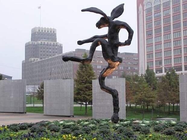 Такой заяц, наверное, мог бы быть в составе скульптурной композиции из серии борьбы с наркотиками, ибо привидеться мог бы только хорошо обкуренному индивидууму. St Louis (штат Миссури), США.
