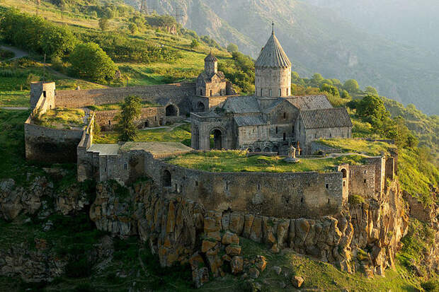 Tatev_Monastery_from_a_distance (800x534, 126Kb)