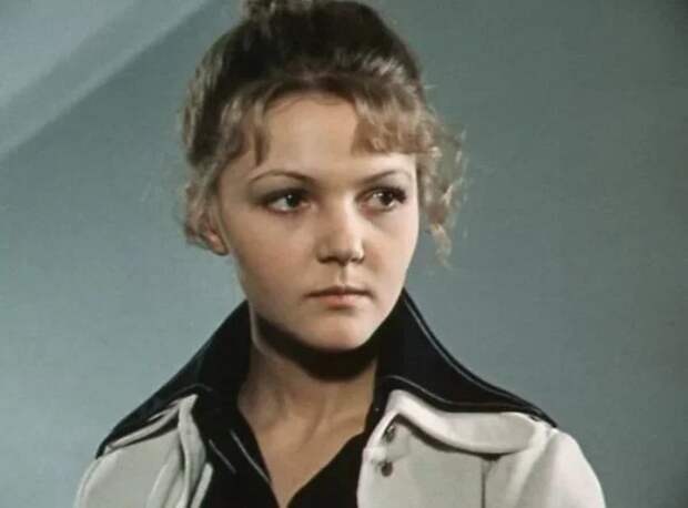 Марина Дюжева в фильме *По семейным обстоятельствам*, 1977 | Фото: 24smi.org Марина Дюжева в фильме *По семейным обстоятельствам*, 1977 | Фото: 24smi.org