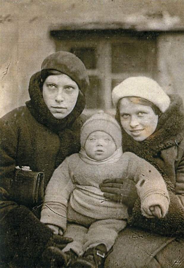 Алиса Фрейндлих с мамой и тётей
