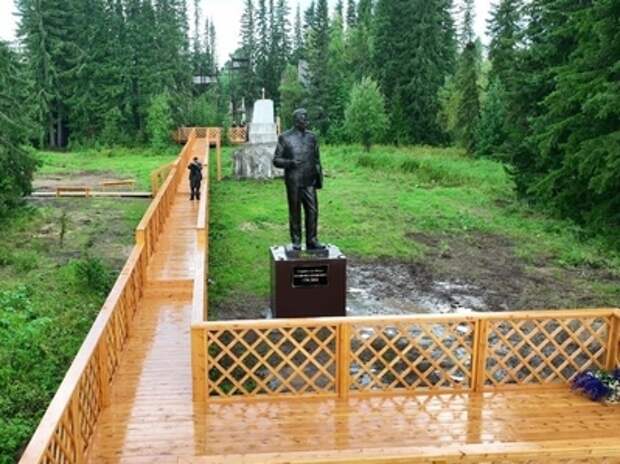 «Воюющая Россия ждёт его твёрдой длани» Сталин после долгих десятилетий поругания возвращается в русское мировоззрение, занимает своё место в русской истории