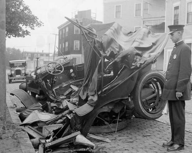 Трагичные и нелепые автомобильные аварии Бостона в 1930-х годах. Фотограф Лесли Джонс