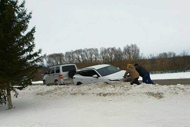 Татарстанда росгвардиячеләр юл кырыенда карда батып калган машина йөртүчегә ярдәм иткән
