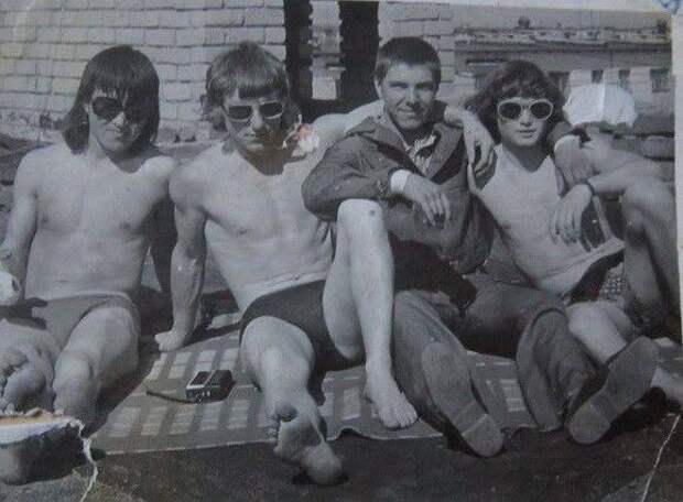 Завтра мне в Армию.1978 год. Друзья устроили проводы на крыше общежития. Я - самый стриженый. Прислал «Е…».jpg