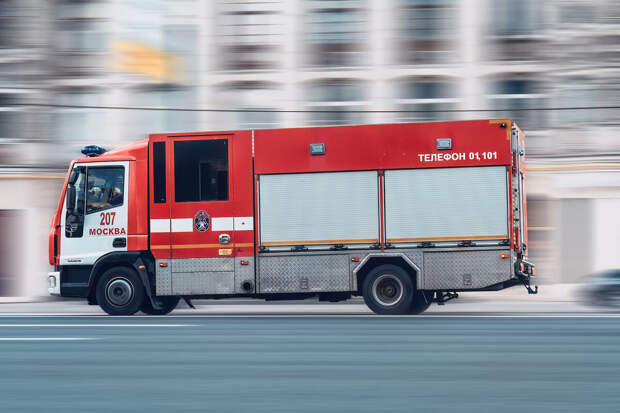 "МК": пенсионерка повисла на карнизе 15-го этажа во время мытья окон в Москве