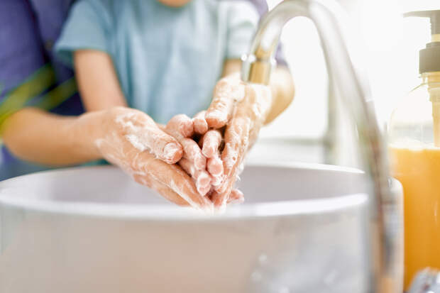 Петербуржцы признались в страхе мыть детей из-за воды с запахом фекалий