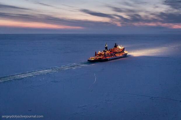 northpole20 Уникальные фотографии ледокола с воздуха на Полюсе в условиях полярной ночи