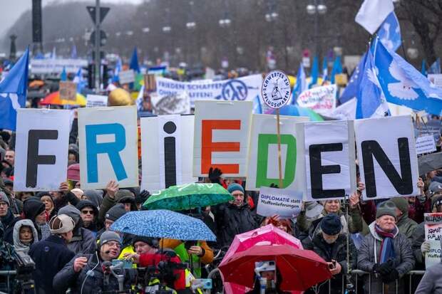 Более 10 тысяч человек собрались 25 февраля в центре Берлина на демонстрацию за мир...