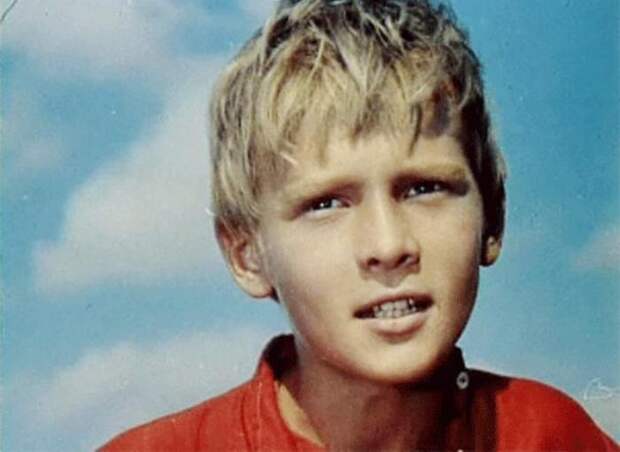Сережа Остапенко в *Сказке о Мальчише-Кибальчише*, 1964 | Фото: kino-teatr.ru Сережа Остапенко в *Сказке о Мальчише-Кибальчише*, 1964 | Фото: kino-teatr.ru