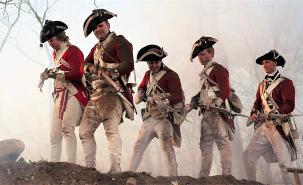 Почему британская пехота несколько веков носила красные мундиры? Это же очень приметный цвет для военной формы