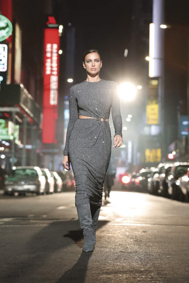 Ирина Шейк на показе Michael Kors осень-зима 2021