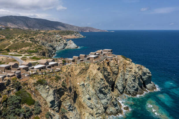 Пятизвездочный курортный комплекс Acro Suites, возвышающийся над скалистым берегом, порадует ультрасовременной архитектурой, фантастическими пейзажами и качественными услугами. | Фото: thespaces.com.