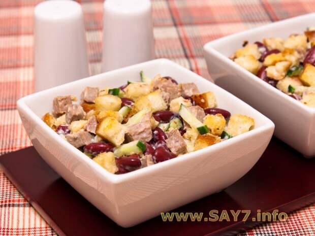 Салат с фасолью, говядиной и сухариками